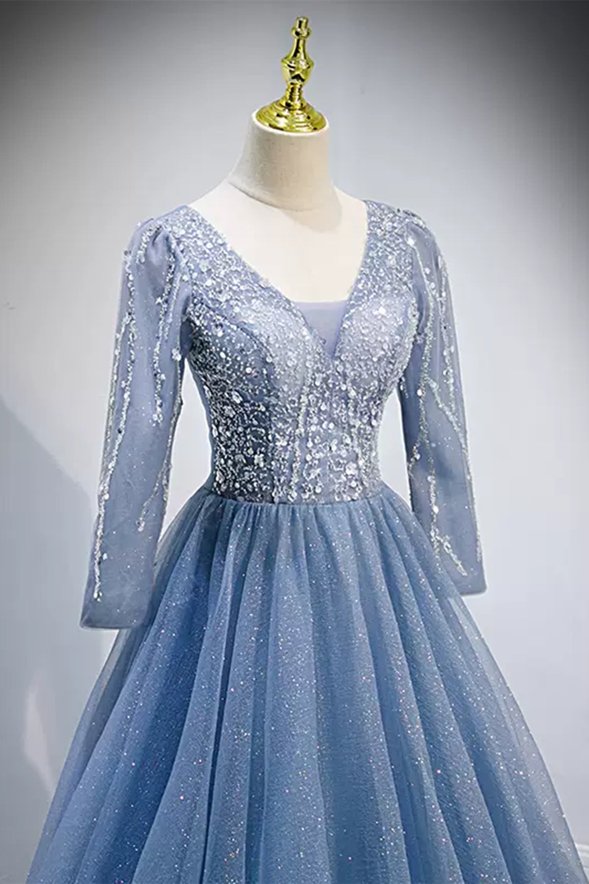 Elegant Royal Blue Tulle V-Neck Long Prom Dress for Bridesmaids and Evenings